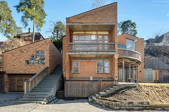 Velkommen til Mellbyedalen 3! Boligen har en fantastisk beliggenhet i grønne omgivelser på attraktive Bygdøy.