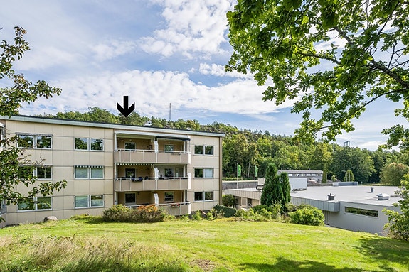 Leiligheten ligger i 3. etasje i Holtan Nord borettslag - og den solrike balkongen vender ut mot et hyggelig tun.