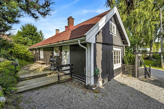 Velkommen til Ravnsborgveien 8A - En idyllisk enebolig beliggende i et attraktivt og barnevennlig område på Hvalstad