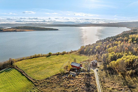 Velkommen til denne trivelige fritidseiendommen som ligger fint til i Åkervik ved Røssvatnet i Hattfjelldal kommune