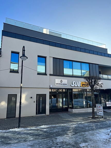 Fasade til bygget. Lokalet ligger i kjelleretasje.
