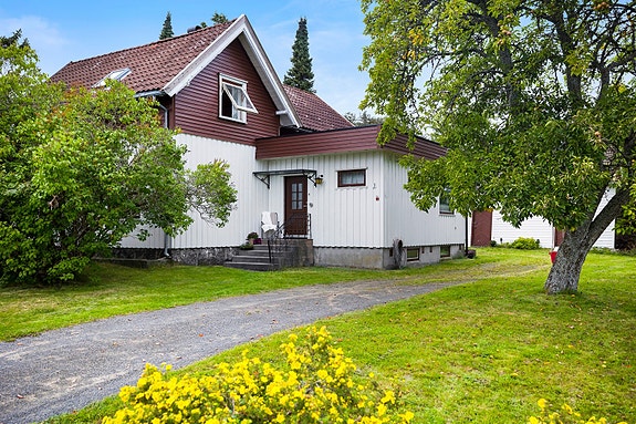 Velkommen til Magnus Tvedtens vei 3 - presentert av Siri Istre v/PrivatMegleren. Bilen parkeres i en gruslagt innkjørsel opp til hovedinngangen.
