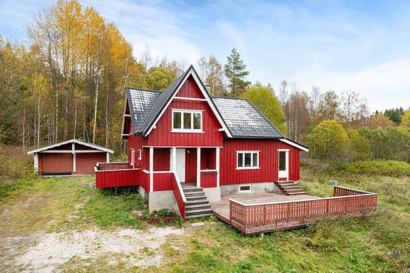 Velkommen til Kroksundveien 1118 - en romslig enebolig med oppussingsbehov og godt potensial.