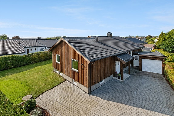 Boligen ligger i en rolig gate med lite gjennomgangstrafikk i et attraktivt boligstrøk på Nanset.