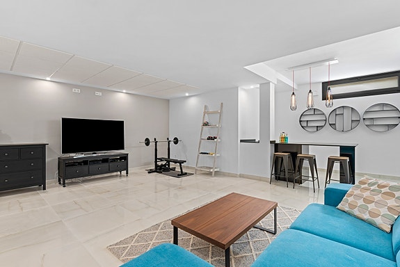 Flott innredet underetasje