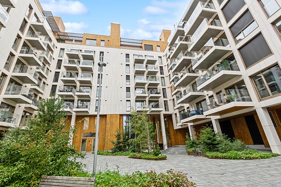 Velkommen. Gårdsrommet/atriumet i Dronninglunden er lunt, frodig og velstelt.