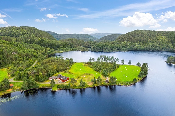 Eendommen er en halvøy i Åmlandsvannet på ca. 19 dekar.