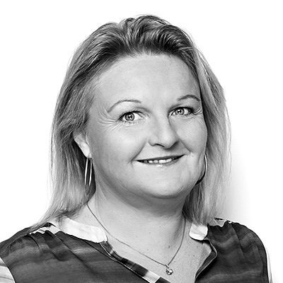 Mona er salgskonsulent, men sitter med fakturaene i dag.