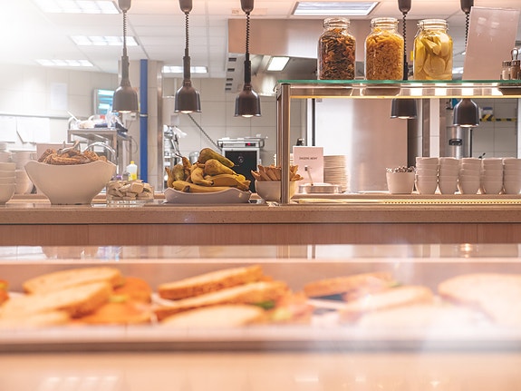 Our cantina always serves warm food as well as a varied salad bar, bread, spreads, and sweet surprises.