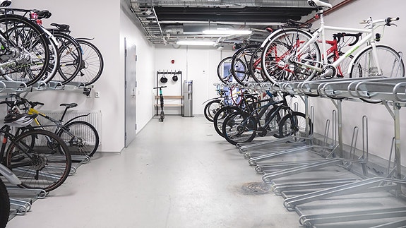 We appreciate colleagues who work, walk or take their bike to work, and offer a good bike garage, showers and changing rooms.