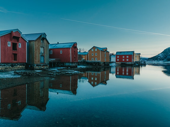 Barthbryggo på elvkanten