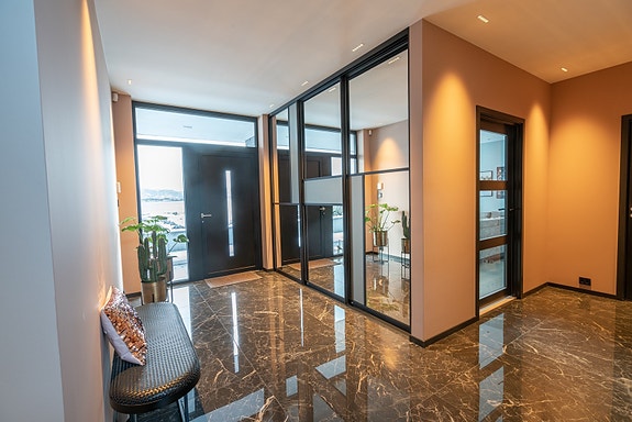 Garderobe levert av LEBA