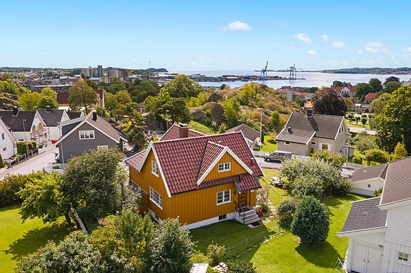 Velkommen til Damveien 7 - en klassisk enebolig med god beliggenhet i et trygt og attraktivt nabolag.