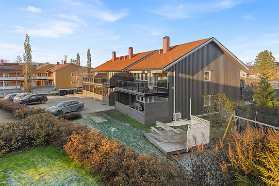 Leiligheten ligger i 2.etasje med veranda på begge sider. Sameiet har malt huset, taket er høytrykkpylt, veranda både foran og bak er helt nye.