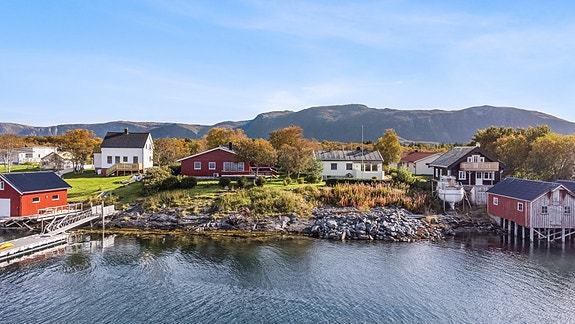 Vi har gleden av å presentere Laukholmveien 8 - En liten enebolig med formidabel beliggenhet!