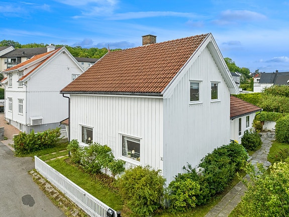 Enebolig i 1 og ½ etasje + kjeller oppført i 1907, boligen er tilbygd i en etasje og kjeller i 1976.