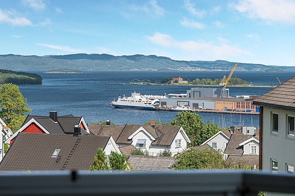 Velkommen til Åsen Terrasse 9 B - en pen og nyoppuset andelsleilighet med flott fjordutsikt