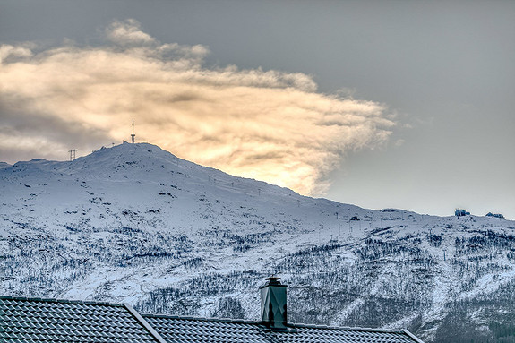 Fra eiendommen er det flott utsikt mot Narvikfjellet.