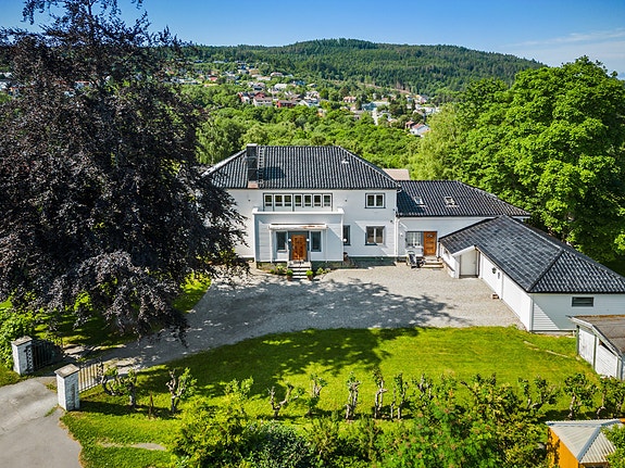 Fridtjof Nansens vei 5 er en flott og ærverdig villaeiendom som inneholder flere unike og etterspurte kvaliteter.