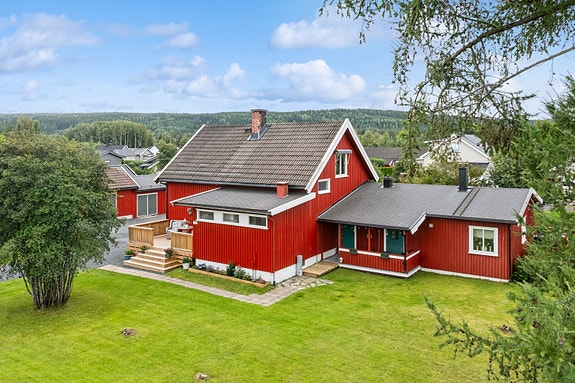 Boligen har en egen del som er påbygd i 2004. Utleiedelen har eget overbygd inngangsparti med adkomst til utvendig bod.