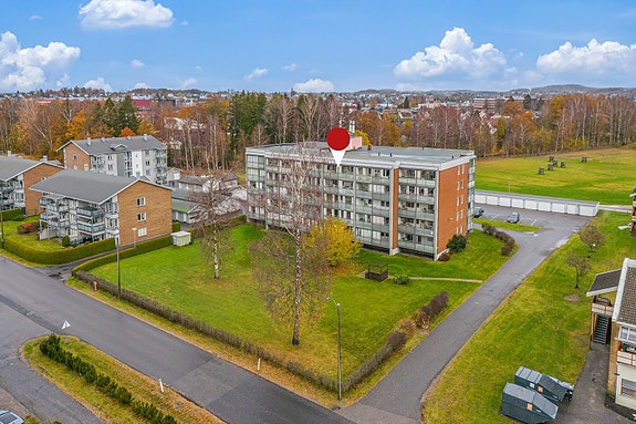 Meget pen leilighet med flott beliggenhet i toppetasjen. Vestvendt. Heis. Garasjeplass i rekke.