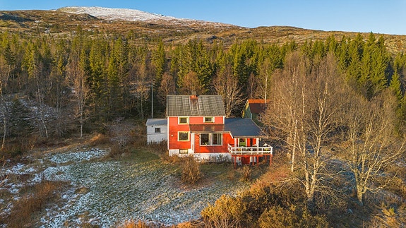 Velkommen til Ytterland - en landlig beliggende eiendom på ca 67 mål. Her er det enebolig, garasje, flere uthus og 2 naust med brygge.
