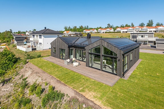 Velkommen til Elgtråkket 13 - en unik enebolig - legg merke til taksteinene som er solcellepanel
