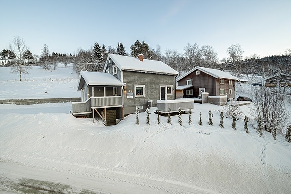 Velkommen til Haukdalsveien 195 - en innholdsrik enebolig over tre plan.