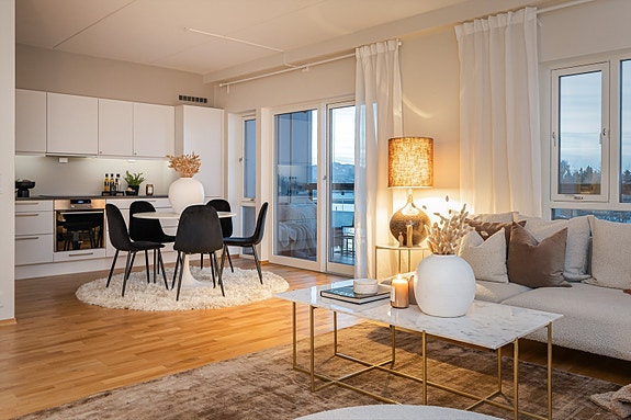 Velkommen til Øvre Granåslia 1 - En delikat og moderne 3-roms selveierleilighet på 77 m² oppført i 2018, med attraktiv beliggenhet på Strinda Hageby.