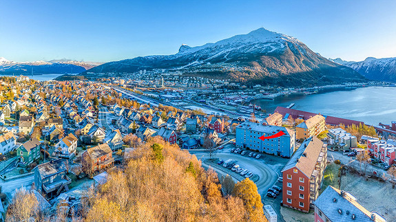 Leiligheten har en fin beliggenhet på Øvre Framnes. Nærområdet består av flere boligblokker og småhusbebyggelse.