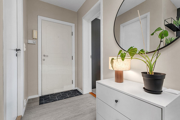 Velkommen inn! Lys og romslig entré, med god plass for knagger og skoskap.