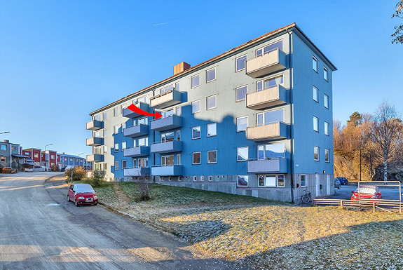 Boligblokken er omkranset av store grøntarealer.