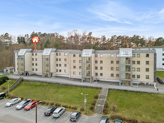 Kim Leite Slinning v/Eiendomsmegler1 Larvik har gleden av å presentere Skreppestadveien 22 en leilighet i 4. etasje med heis