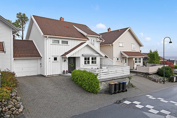 Gårdsplass med belegningsstein. Plass til to biler i oppkjørselen.