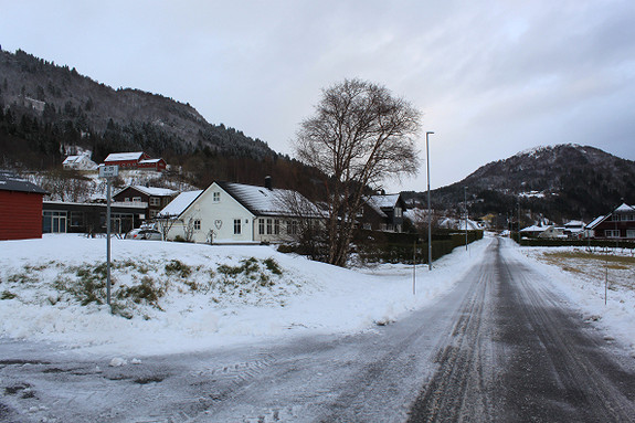 Den kommunale vegen sør for tomta. Barnehagen er 200m lenger aust