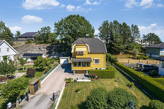 Her er det plass til hele familien på grilling og sommerhygge med solrike omgivelser
