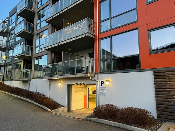 Garasjeplass i Inndalsveien 7A!
Garasjeanlegget har tilkomst via automatisk leddport. Garasjeporten åpnes ved hjelp av telefon.