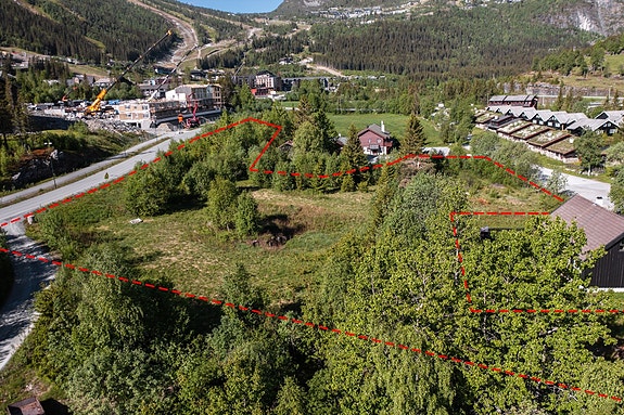 Rød linje er kun for å skissere tomtegrenser og kan avvike. Se tomtekart i salgsoppgave.