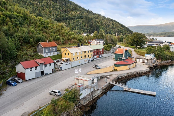 Velkommen til Valsøyfjordvegen 1418 - Her har du nå en unik mulighet til å bli den nye eieren av en svært innholdsrik næringseiendom med en spennende og idyllisk beliggenhet!