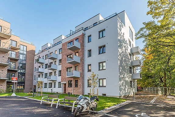 Fasade inn mot gård og inngang