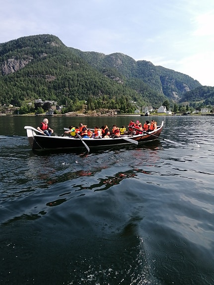 Kirkebåten har kapasitet til 10 roere, teambuilding!
