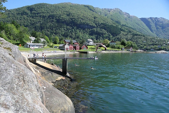 Stranda m/ gardrober og bastue 100 meter fra hovedhuset.