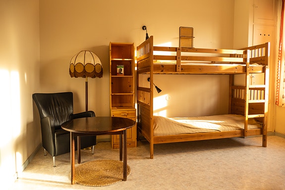 Flersengsrom, dobbeltrom, enkeltrom med felles dusj/bad.