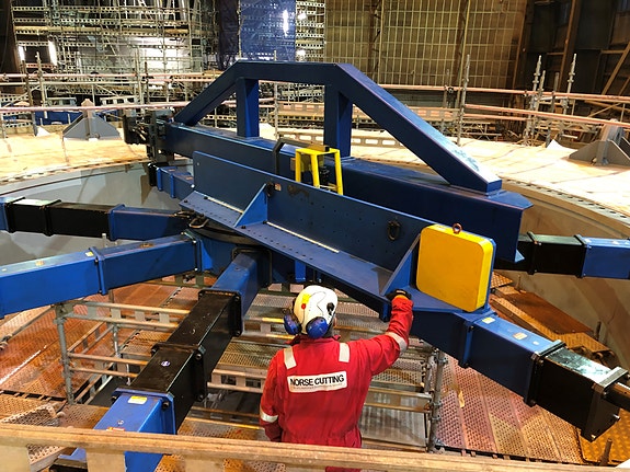 Maskinering av 8 meters diameter flens