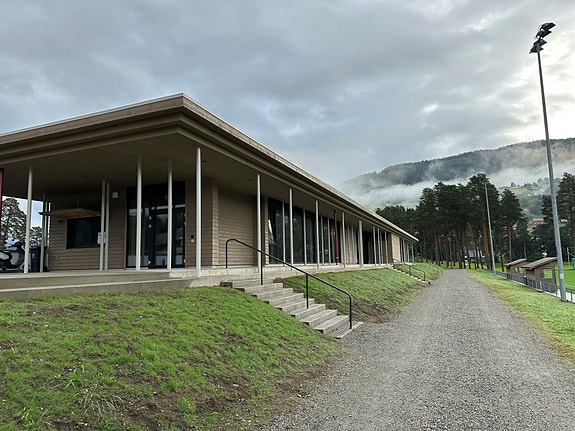 Våre nye kontorlokale finn ein i Voss Idrottshus, midt i smørauga for aktiviteten...