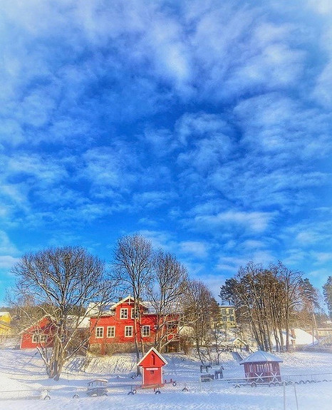 På vinteren har vi flere akebakker og en stor tomt nedenfor barnehagen der vi lager skispor og arrangerer skidag. Varm kakao kan drikkes i bålhuset like ved.