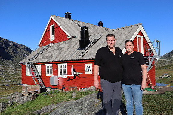 Det førre vertskapet Torill O. Hauge og Kjetil Hauge har tatt over drifta på Geitrygghytta turisthytte