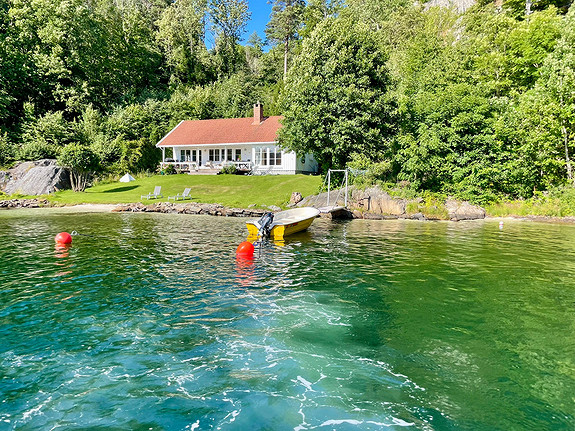 Hytte på strandtomt i Tvedestrands fjorden - båt inkludert *ledig i august*