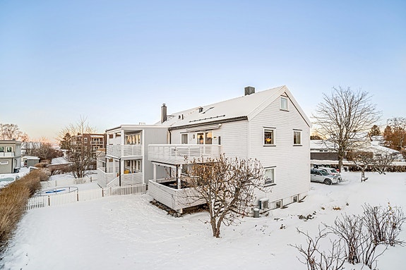 Velkommen til Jakobslivegen 67 C - En flott horisontaldelt tomannsbolig beliggende på beste Charlottenlund!