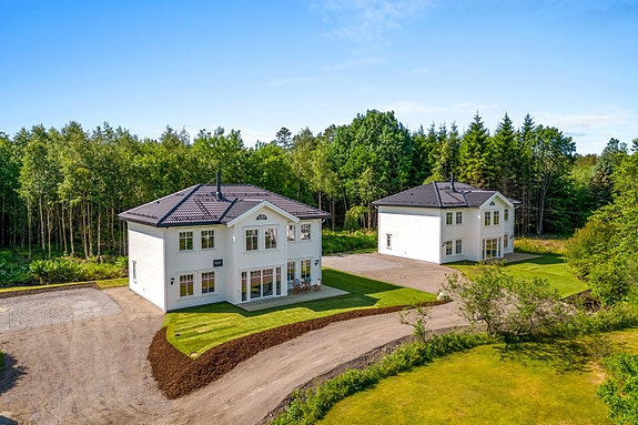 Boligen er innredet med bl.a. 4 romslige soverom, to store stuer, spisestue med utgang til solrik terrasse, lekkert kjøkken, 2 lekre baderom, eget vaskerom med utgang og god lagring i bodrom.